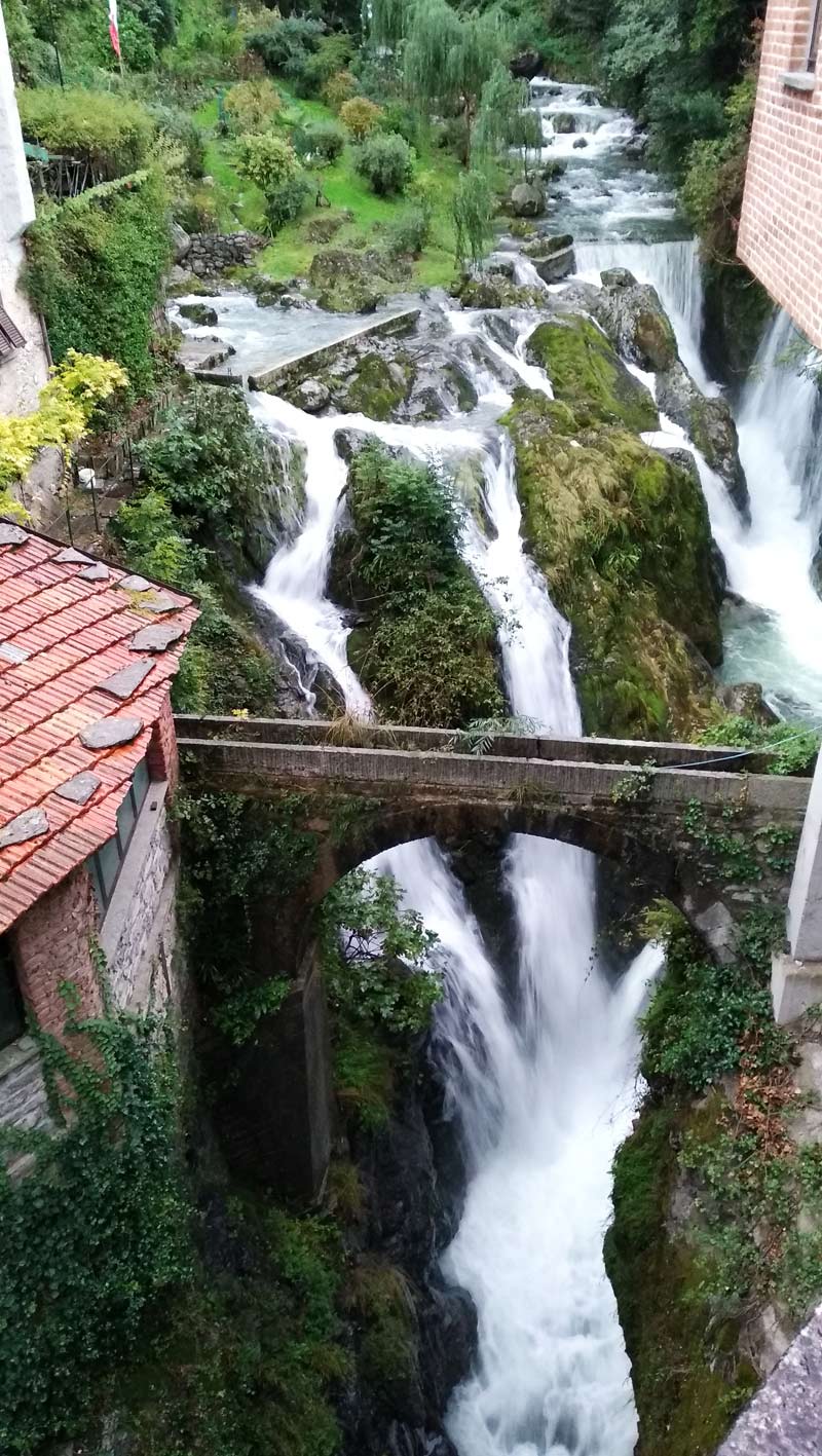 Vista dell’Orrido di Nesso verso la montagna