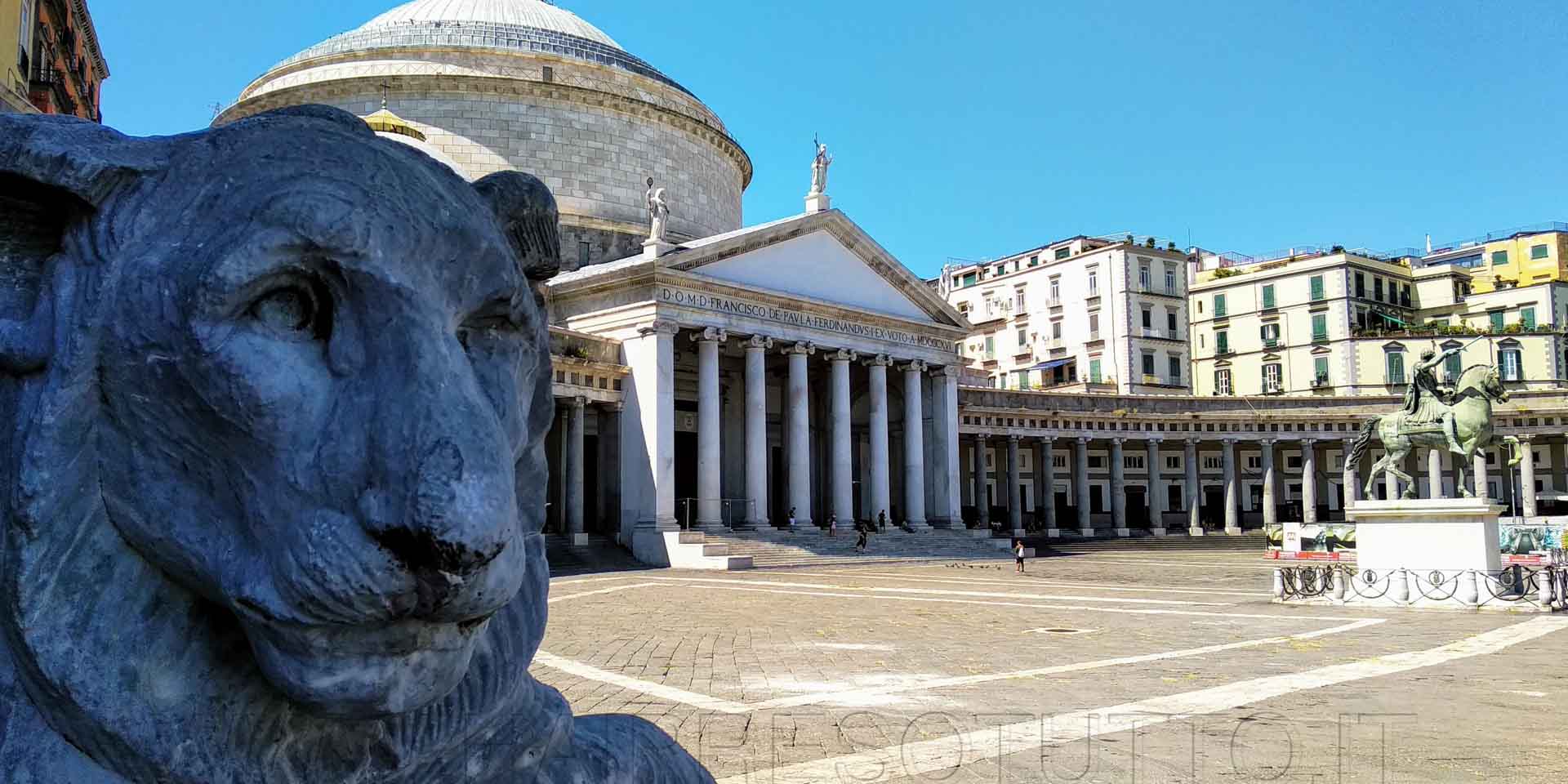 Napoli piazza del Plebiscito vista con particolare del Leone Lato sinistro
