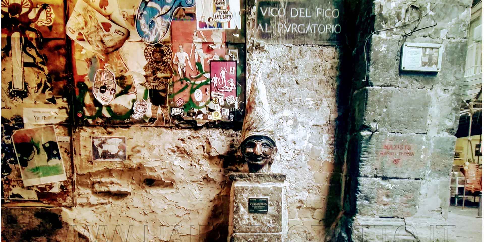 Napoli statua di Pulcinella in Vico del Figo al Purgatorio