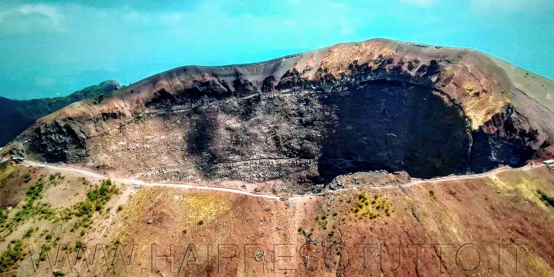 Napoli vista dall’alto del cratere del Vesuvio