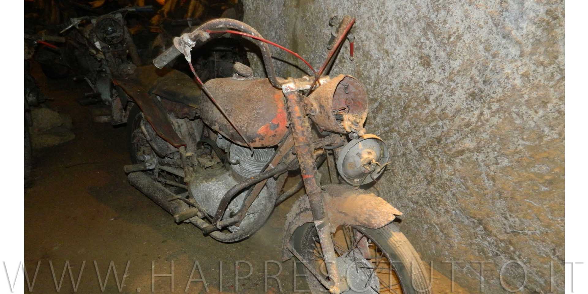 Napoli Una delle molte motociclette ritrovate nei sotterranei della Napoli Sotterranea
