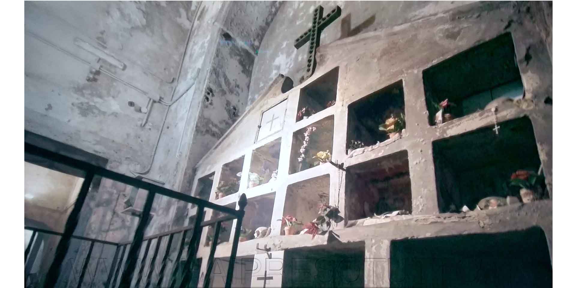 S. Maria delle Anime del purgatorio, vista delle nicchie con i teschi