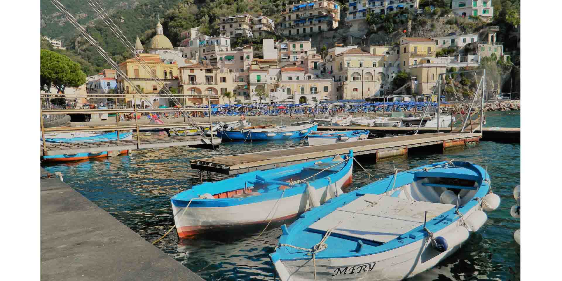 Cetara vista dal Porto primo piano delle barche dei percatori