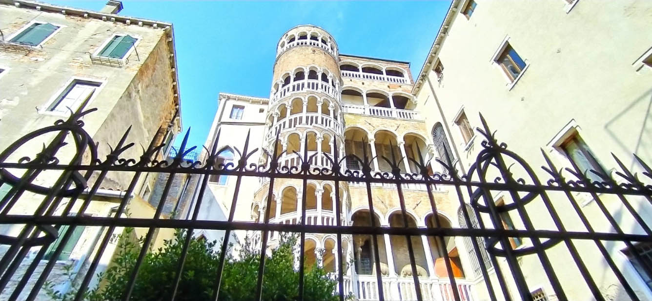 Scala Contarini del Bovolo